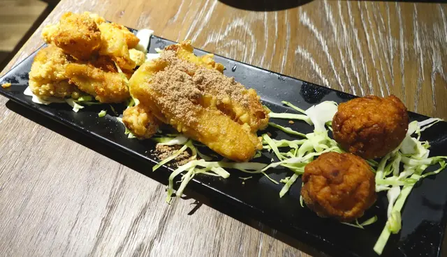 拼盤有鹽酥雞、脆薯和花枝丸三款小吃