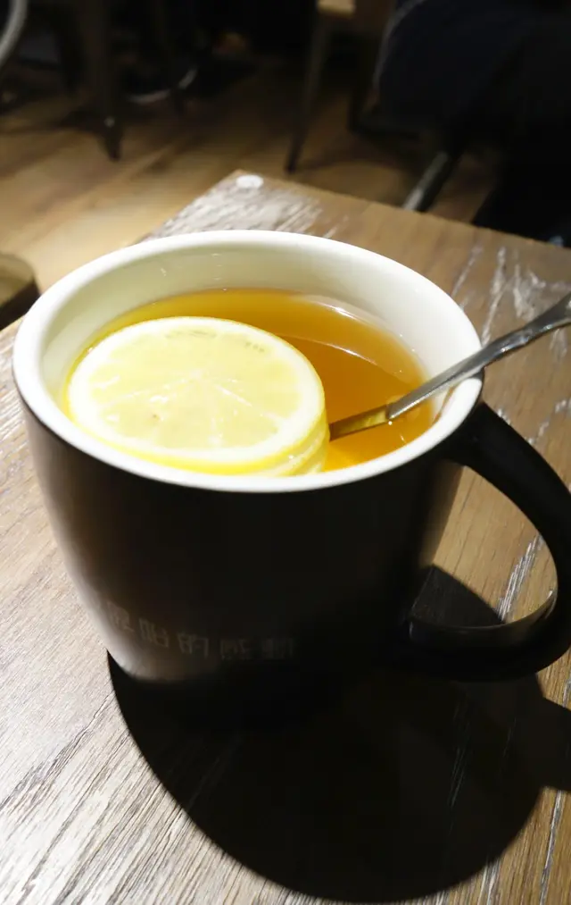 一貫台式飲品的蜂蜜綠茶味道,沒有過份的甜膩, 伴隨幽幽檸檬香, 清減去油膩的選擇