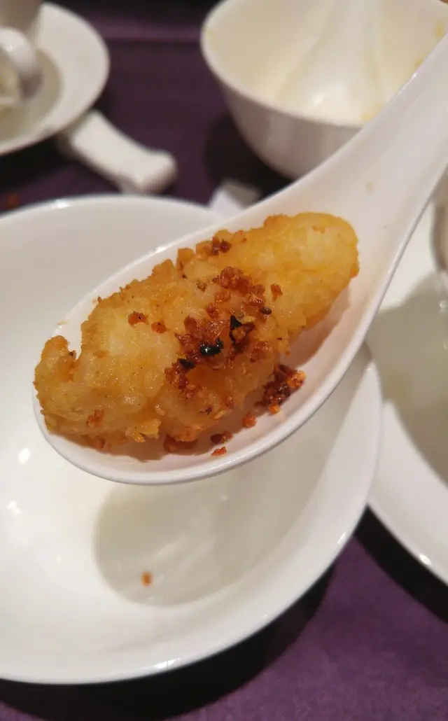 內裡的鮮魷依然爽彈, 椒鹽和炸蒜的主導, 令鮮魷份外香口惹味