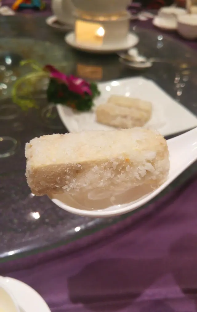 內裡的芋頭粉黏又香口, 咬下沒太有油膩感, 亦不致太過甜膩