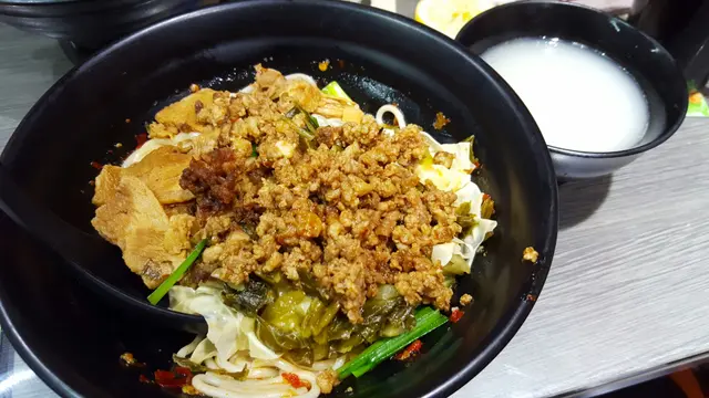 乾撈酸辣炸醬辣腩肉米線