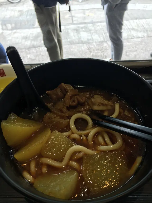 食左一半仲有好多人係出面排隊