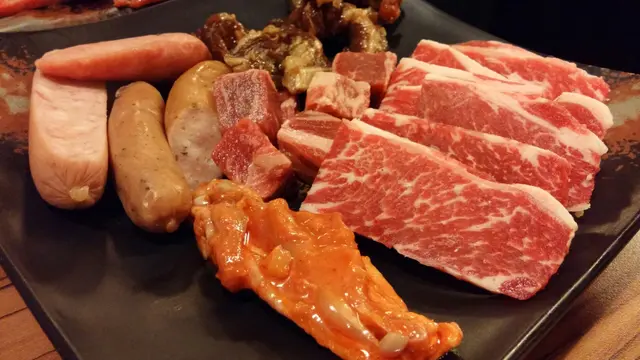 各款腸仔都好好味, 烤完很香口又juicy👍小牛排不會過肥, 微雪花分佈均勻, 肉質鬆軟, 不過略嫌有點薄和細塊, 吃起來口感不夠好, 但放題來說, 整體算是及格有餘了!