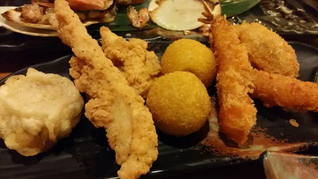 炸雞香脆, 添加了少許椒鹽, 香口惹味; 吉列蝦蝦味濃, 香脆可口; 香芋丸外脆內軟, 味道甜甜的, 很喜歡👍