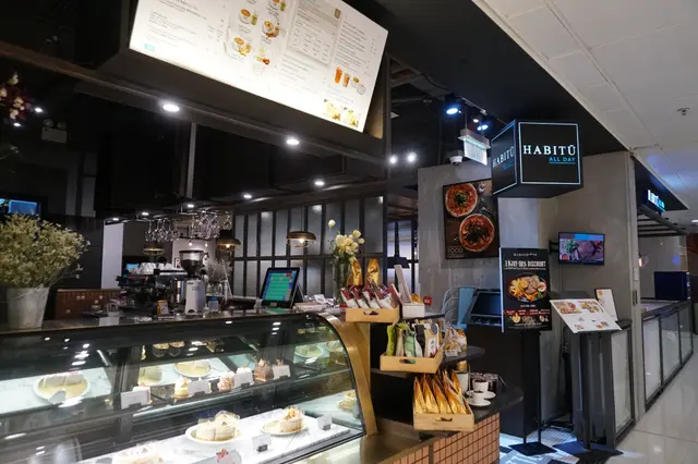 距午茶完結時間尚有半小時,站在Habitu的門前,看見店內有不少侍應,卻沒有一人發現我的存在。