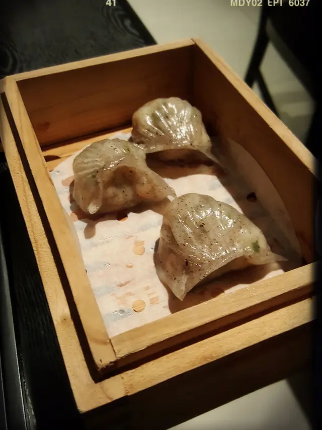 黑松露蝦餃（$48/三隻）