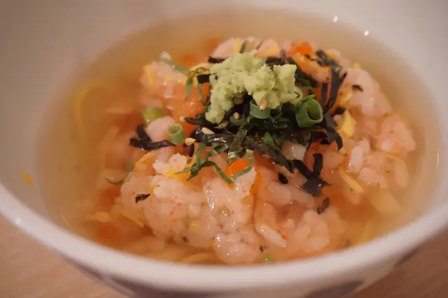 加進熱湯和芥末拌勻就是傳統茶漬飯