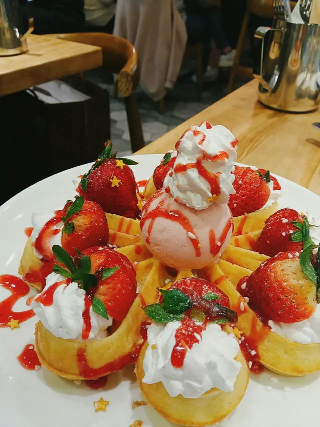 鮮草莓雪糕窩夫