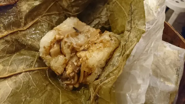 柏の葉の蒸しご飯