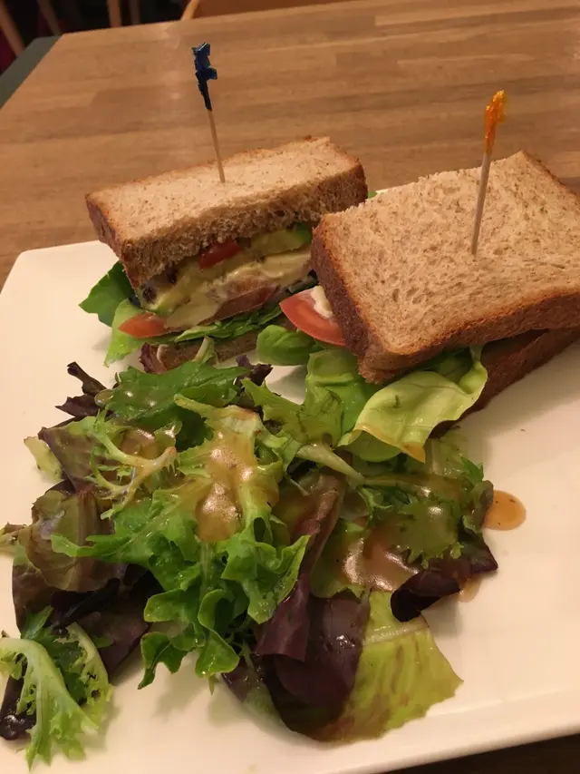 香扒蔬菜片伴意大利羅勒醬配全穀麥麵包片