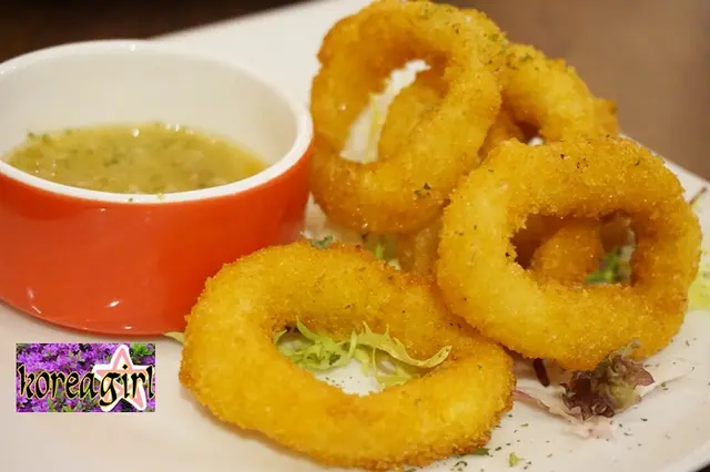 炸魷魚圈配泰式香草辣汁 Calamari Ring w/Thai Spicy Sauce 