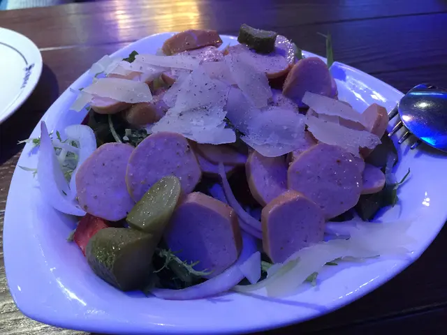 傳統德國香腸沙律伴酸甜青瓜及芝士