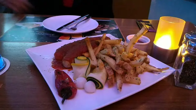 咖哩豬肉腸，火腿沙律，黑啤兩杯