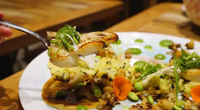 魚皮煎得香脆, 柔滑質感的魚肉沒有散