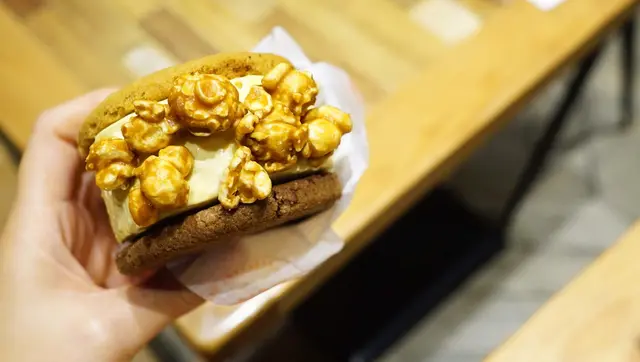 雪糕面灑有數粒來自Garrett Popcorn出品的爆谷, 讓人滿心歡喜的香甜