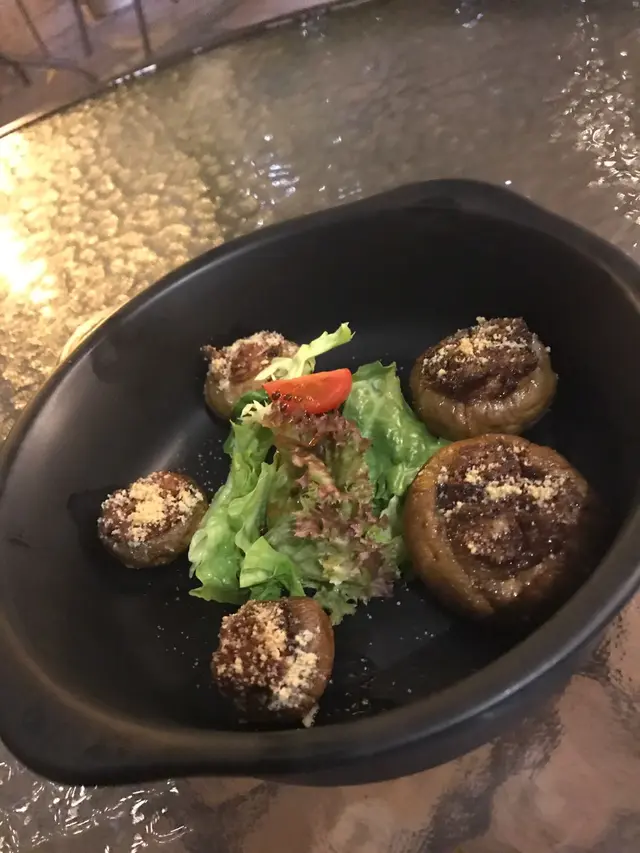 焗煙肉芝士釀磨菇