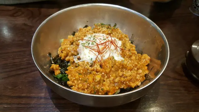 溫泉蛋肉醬黑雨拌飯