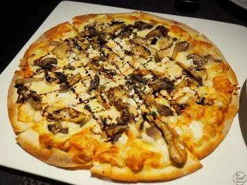 烤鸡羊奶芝士野菌披萨（$158）