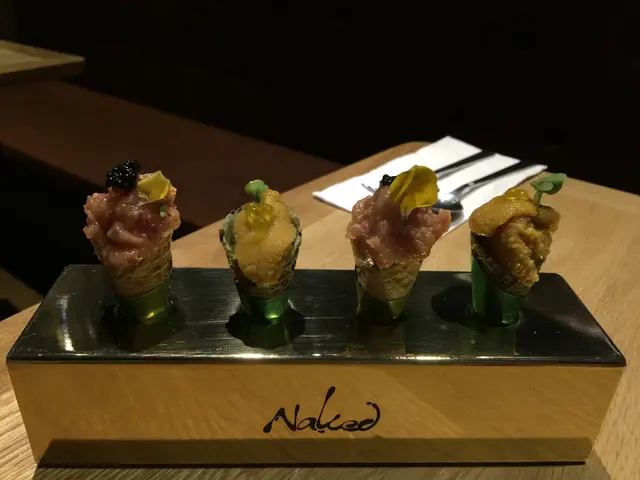 店家採用了海膽和吞拿魚這兩種矜貴的食材,
加上數粒晶瑩剔透的魚子醬作點綴,
刁鑽地放於迷你甜筒中🍦,真的很奢華呢!😍