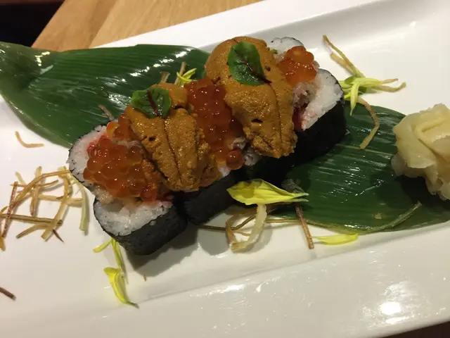 份量十足的海膽和三文魚子覆蓋整個飯卷😳