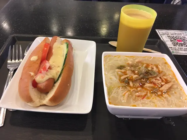 一隻熱狗+一碗米粉+一杯飲品 = $22.5