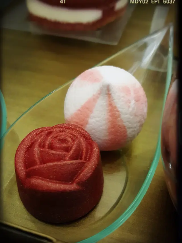 玫瑰朱古力、蛋白糖餅