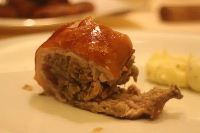 意式烤乳豬配蘑菇及薯蓉 (Maialino da Latte in Porchetta con Rosmarino, Italian Country-Style Suckling Pig with Sautéed Mushrooms and Mashed Potatoes)