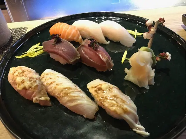 一個壽司盤可以吃到鮮魚和炙燒兩種味道，不過個人覺得炙燒勝出xd 師傅會主動詢問食客的感想，還告訴我們梅花可以吃，很有意思xdd