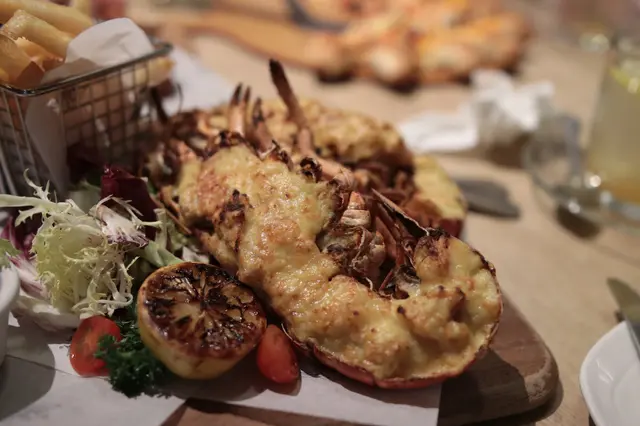 巴馬臣芝士焗龍蝦(原隻)