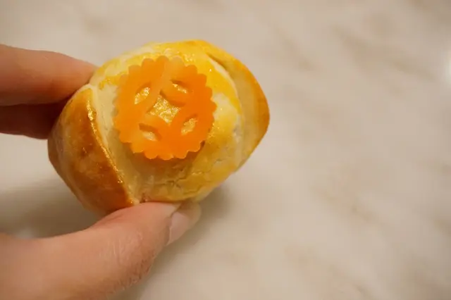 外層以牛油酥皮造成金元寶的形態。