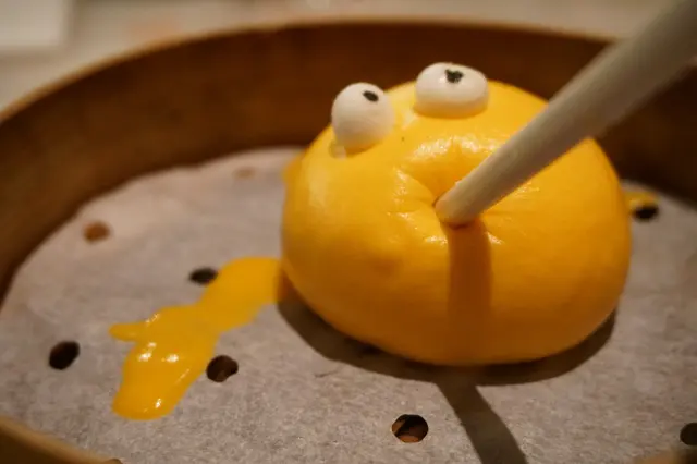 用筷子戳破外皮,奶黃餡便徐徐流出,那稠度調配得恰到好處