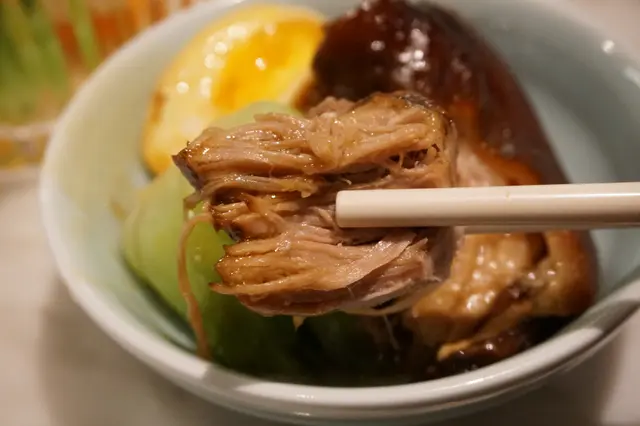 豬手炆得酥軟入味,是綿稔化骨的程度,元蹄豬皮酥軟