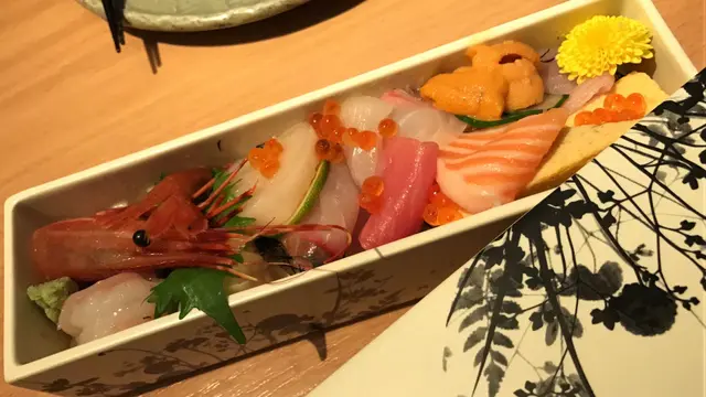 大廚選用當日最新鮮的刺身9款,放在以紅醋煮成的飯上,中間更夾著一層薄薄的紫菜針增加口感。這個盛載魚生飯的手工盒很美,為這道菜增添不少美感。