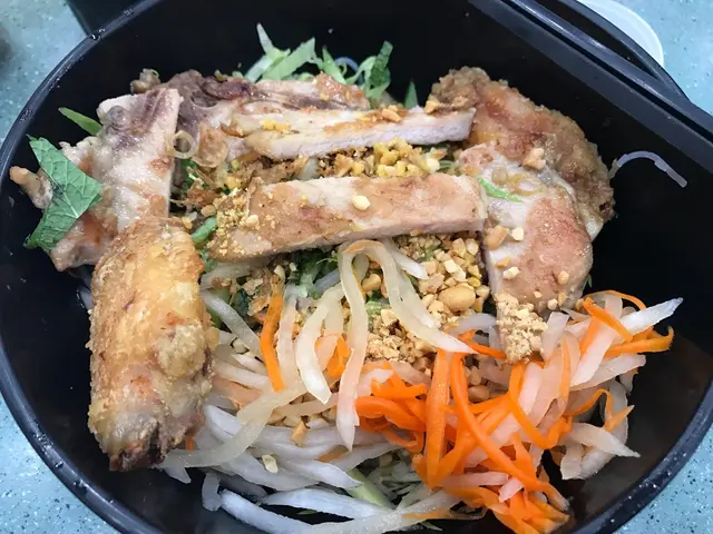 本人甚愛食撈檬，就點左呢個。真系幾唔錯！最正係佢菜（蘿蔔絲，青瓜絲之類）同檬粉比例大約2:3，我呢d中意菜多過粉嘅人就好適合。配檯面嘅酸蘿蔔汁（據說係魚露？）好美味～