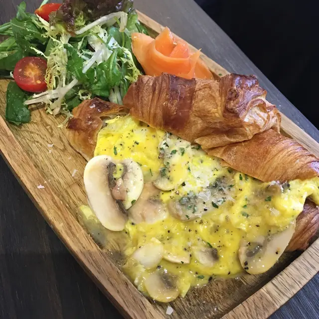 黑松露醬炒蛋牛角包