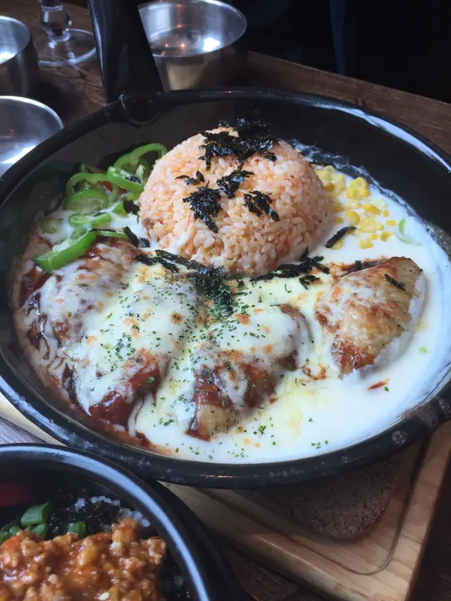 拉絲芝士香燒雞翼伴泡菜炒飯