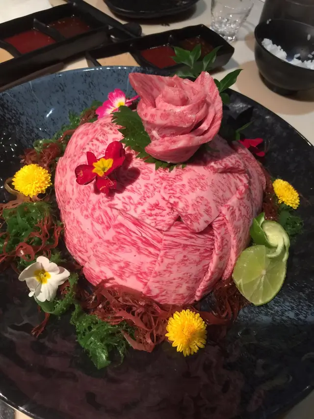 上層-牛小排，下層-牛項脊