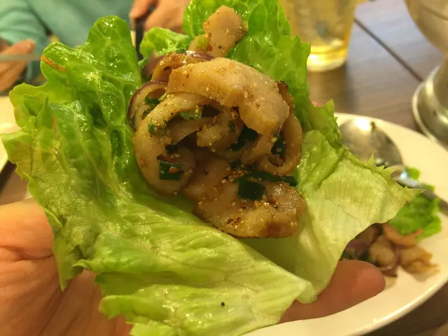 豬頸肉配上新鮮的西生菜,
像生菜包的吃法一樣,
吃起來更可去一去豬頸肉的油膩感,很不錯!👍🏻
而且份量也不少,真的很抵食!🤑