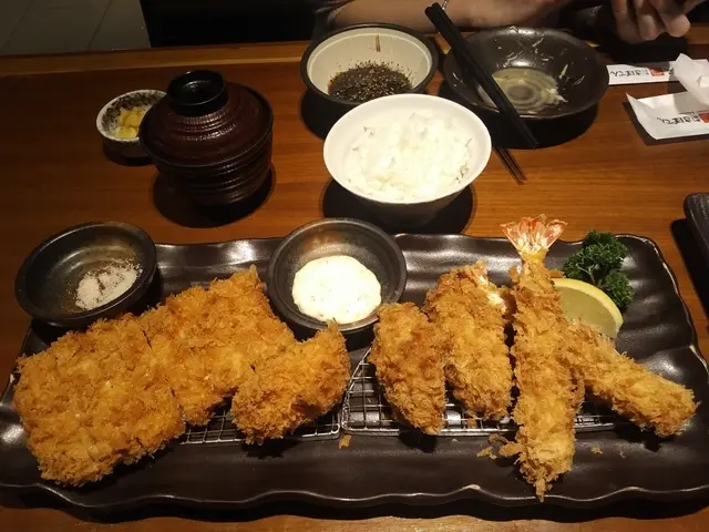吉列廣島蠔兩件,炸海蝦兩件,忌廉蟹肉餅,特上豬扒