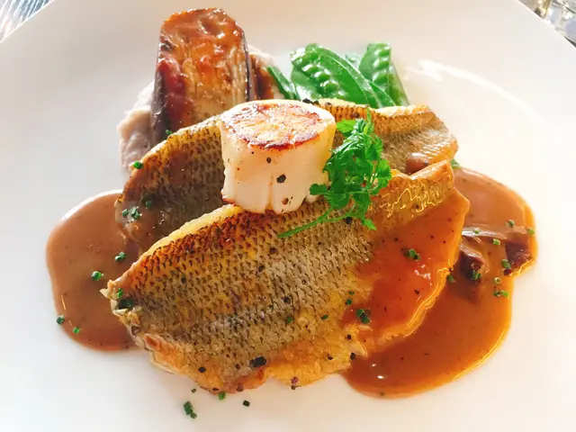 香煎加洲鱸魚柳配日本刺身鮮帶子及松露汁