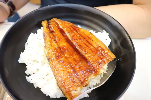 無留意枱面果枝任落鰻魚汁  睇下成碗無乜汁 都可以食哂🤤