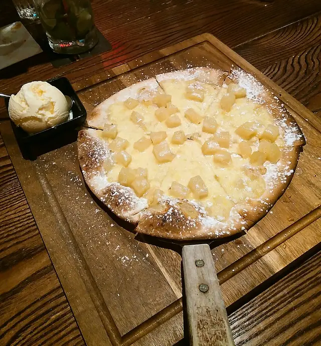 甜蜜菠蘿薄餅伴雲尼拿雪糕