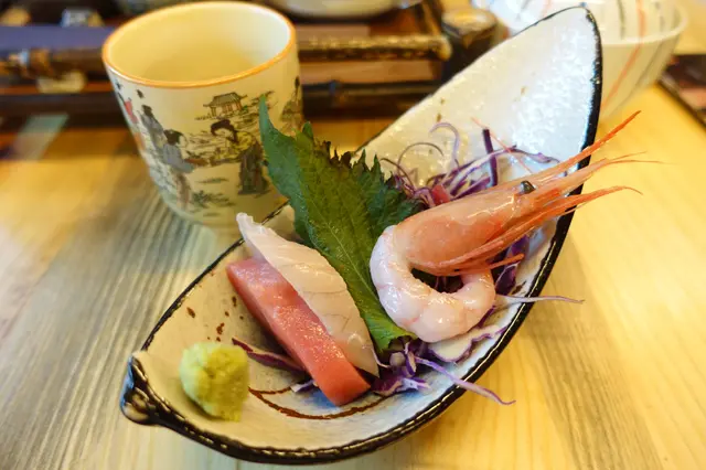 一客共有三小件，包括：吞拿魚、油甘魚、鮮蝦，看起來幾有光澤！