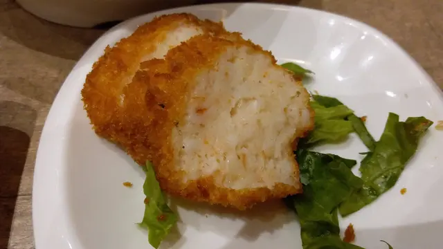 蝦餅湯河粉($68) – 選擇這個的原因,除了喜愛蝦餅之外,還因為是相當抵吃的選擇。當三款小食的雜錦小食拼盤盛惠$138,炸蝦餅2大件盛惠$88的時候,這個有4小塊蝦餅的湯河份量適中,就正合胃口。蝦餅外皮香脆,內裡包裹著的蝦肉彈牙,又具蝦膠的鮮味,口感不錯。湯河就是正常的味道,湯底是濃郁的,份量也適中。