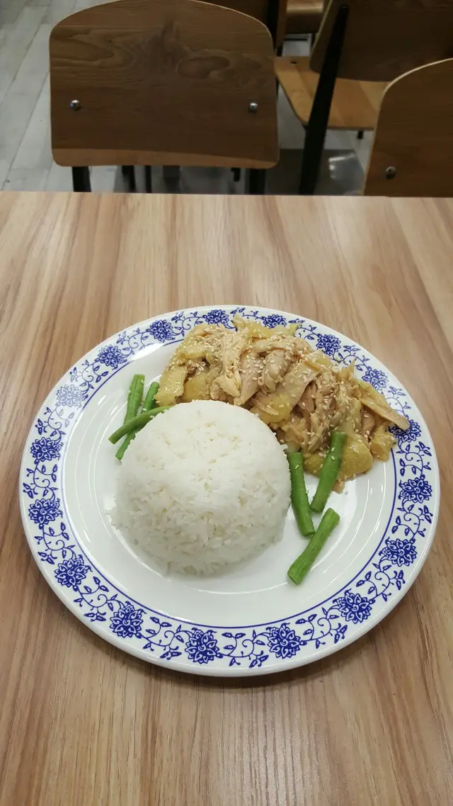 炯記餐室的招牌鹽焗手撕雞飯