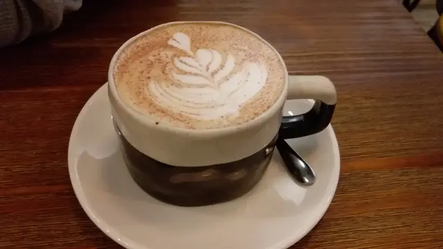 薑餅人拿鐵(Ginger Bread Latte) ($38，跟餐$12) – 雖然不是聖誕節，也選上了這個薑餅人的拿鐵。奶味和豆味也很香濃，而薑餅的味道也很突出。細心察看，兩杯的飲品都有著少許不同的拉花，看來店員都很花上了心思。