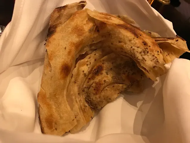 係有層次既脆餅黎！幾層嫁！超脆，味道就小小麻辣啦，點咖哩就冇其他naan咁好食，不過得2塊嫁咋！