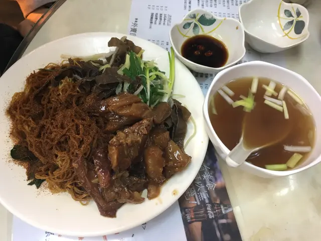 牛腩黑栢業蝦子撈麪