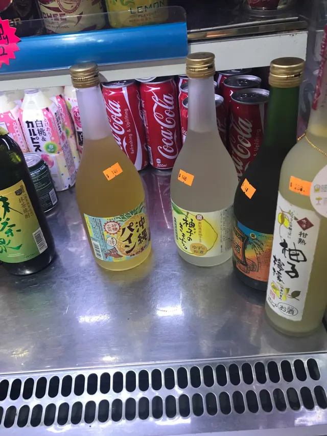 呢個就係上次介紹嗰間日本餐廳飲過。喺餐廳裏面飲呢就要叫三百幾蚊。呢度就咁買返屋企呢，先至百幾蚊好抵。而且呢個菠蘿酒係幾好飲嘅。