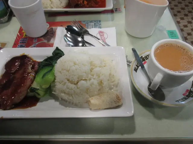 個豬柳切開食。入口好有咬勁。個豬扒汁好鮮甜，混入白飯好食。個餐有小棠菜。一搬好食。個春卷好細件。因無越式醬汁食唔出有越式味。